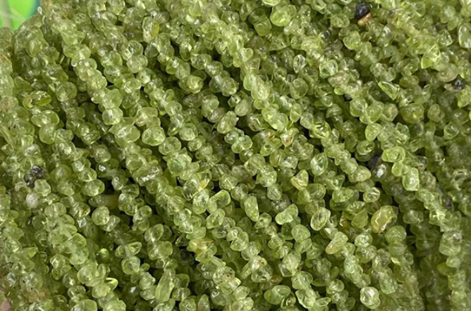 Peridot Chips, 5-8mm, 32" Strand
