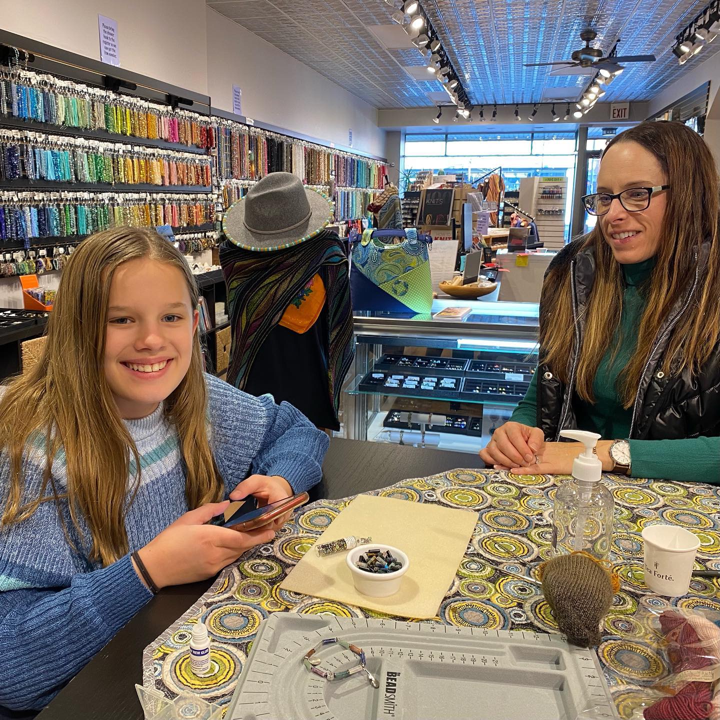 mother and daughter enjoying a bead class hosted by iTry Studios