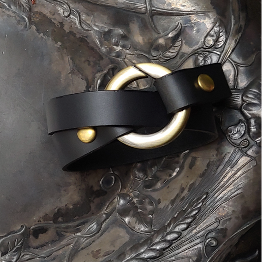 Jul Bezel Leather Shawl Cuff